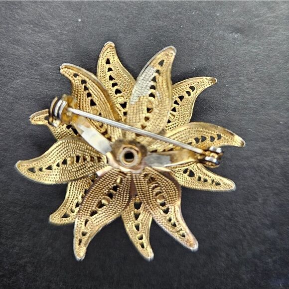 Vintage Gold Tone Delicate Filigree Textured Petal Rose Floral Brooch Lapel Pin - Picture 3 of 7